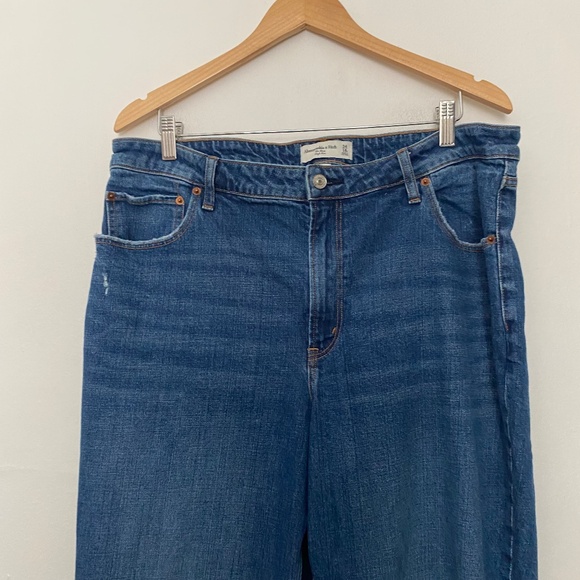 Abercrombie & Fitch Curve Love High Rise Mom Jean - Picture 4 of 5